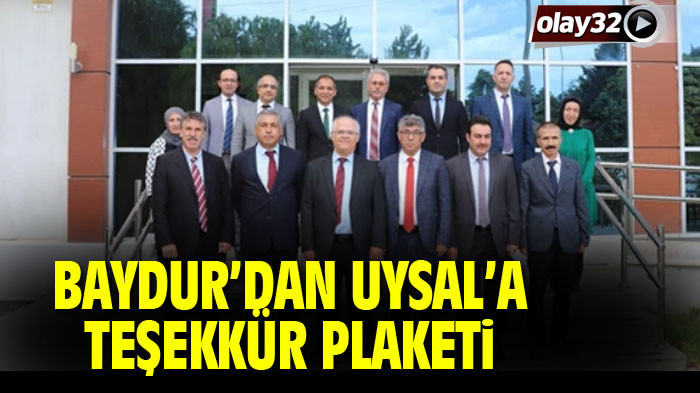 Baydur'dan Uysal'a teşekkür plaketi